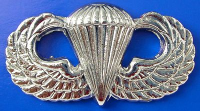 US.- Thai AirBorne Badge Pin (3rd level) silver colored